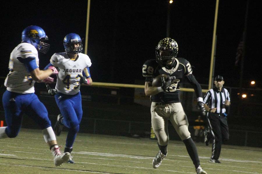 Connor Bartow (12) runs with the ball in game against Seckman on Oct. 7. 