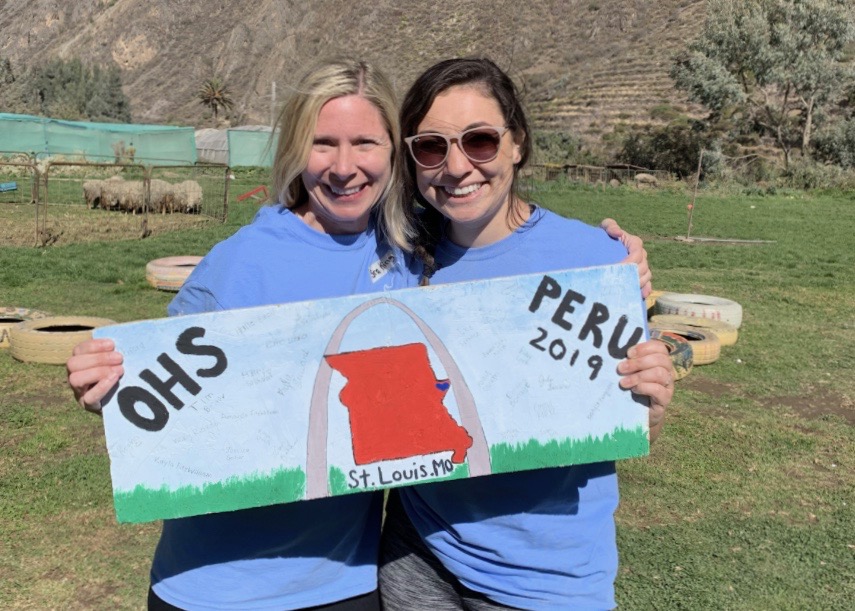Sra. King and Sra. Nitz hold the St. Louis sign together in Peru. 