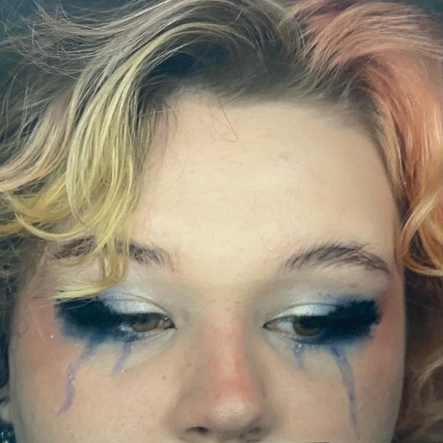 A finished watercolor and teardrops inspired eye shadow look. Photo courtesy of Helen Murvihill (@ruethedayy)
